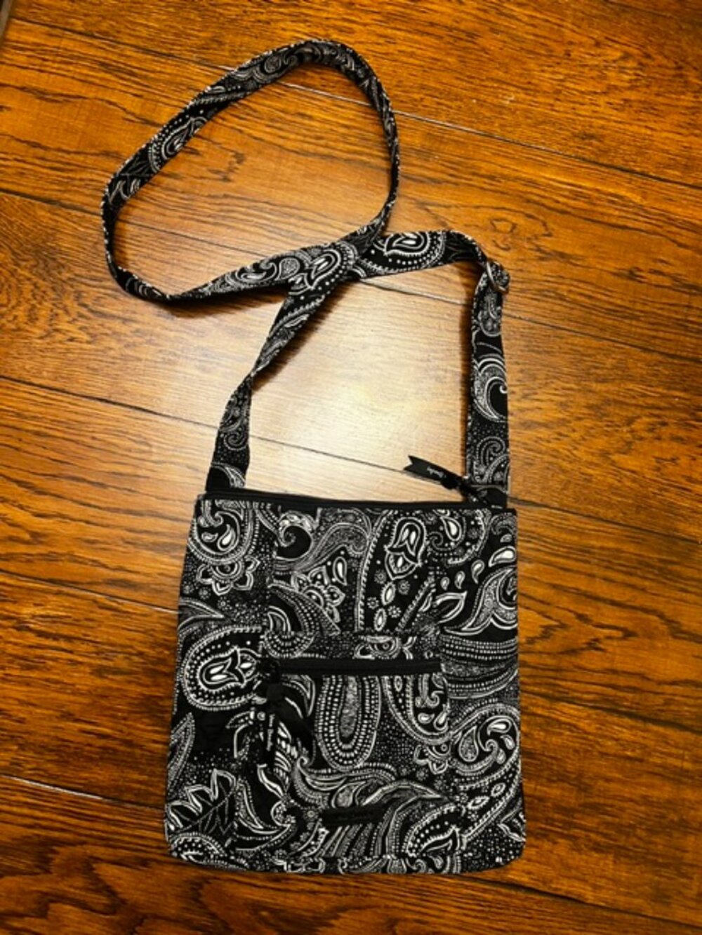 Vera Bradley Crossbody purse, Black/White Paisley. Pocket inside. Clean, Ex Con!